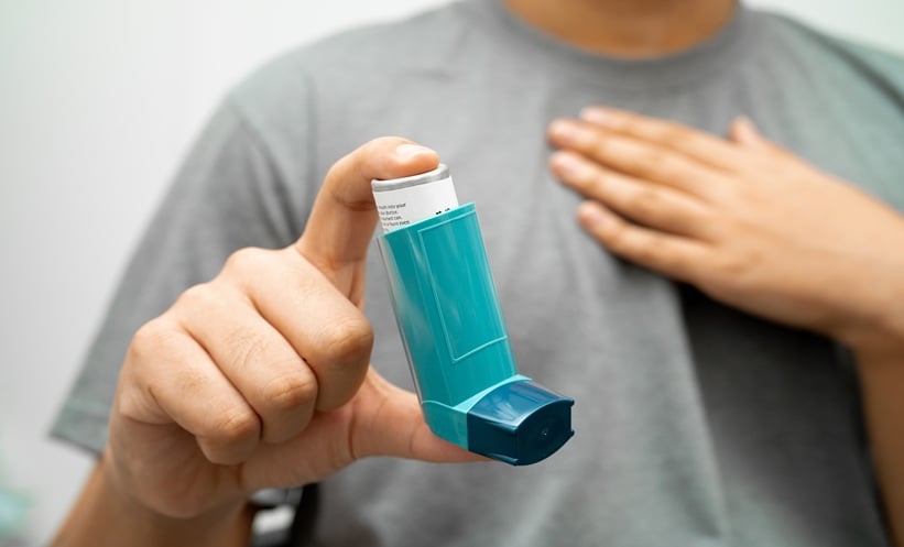 COPD inhaler in a patient’s hand illustrating COPD exacerbation risk after stopping LAMA or ICS