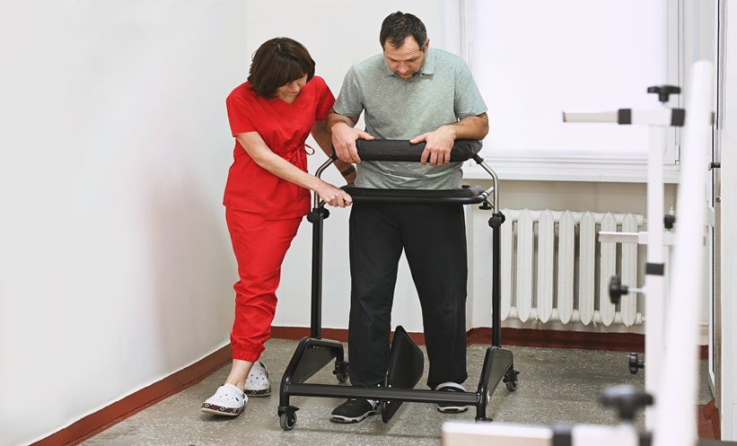 Patient walking during gait analysis for early-stage knee osteoarthritis joint loading assessment