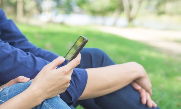 Smartphone screen showing mobile instant messaging reminders supporting brief exercise for smoking cessation.