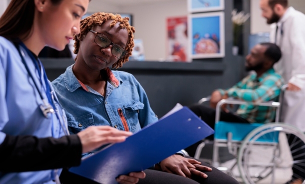 Clinician discussing cervical cancer screening and HPV prevention with an African-immigrant woman in a U.S. clinic setting.