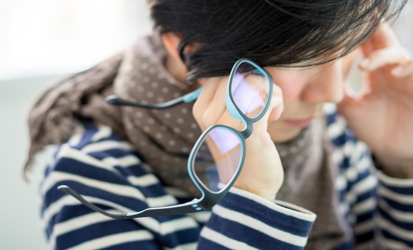 Midlife woman experiencing migraine symptoms during the menopause transition