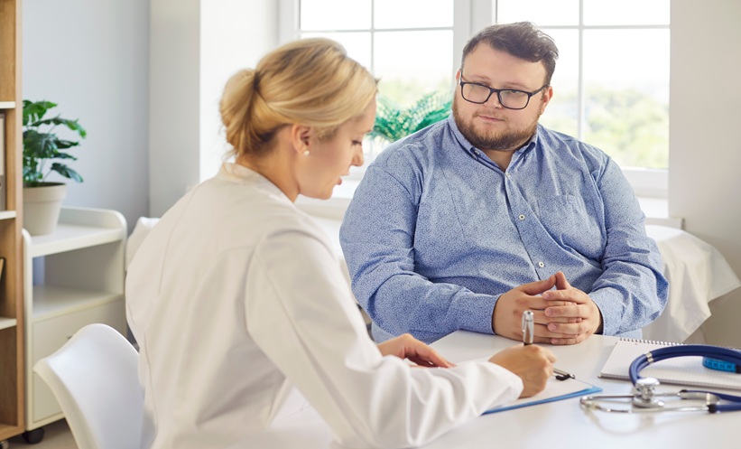 Healthcare professional discussing type 2 diabetes remission and skeletal muscle after sleeve gastrectomy with a patient.