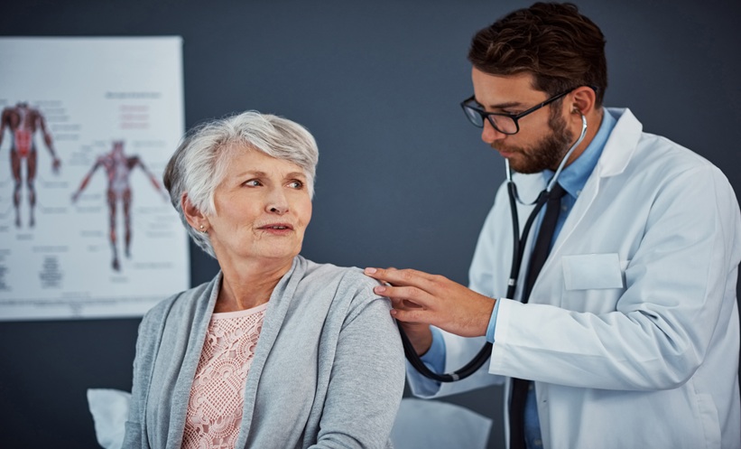 Physician assessing an older patient’s breathing during a COPD consultation.