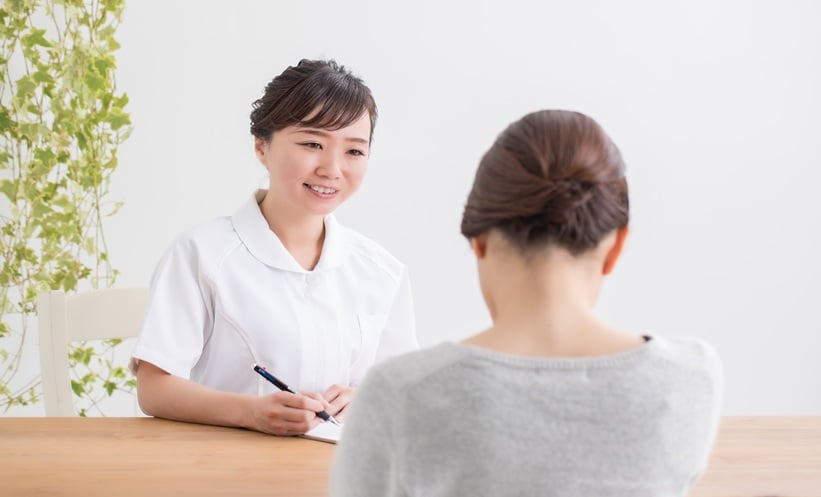 Patient discussing fatigue and brain fog related to Sjögren’s disease with a physician.