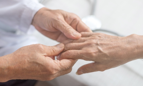 Patient with Parkinson’s disease speaking with a neurologist about illness perception and emotional burden.