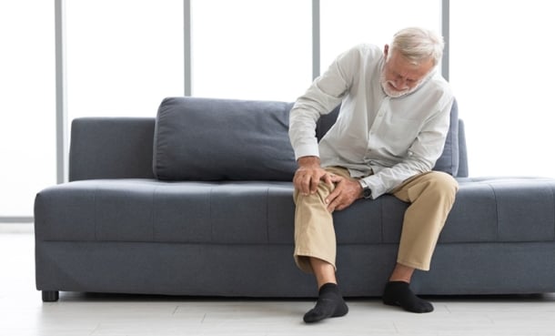 Older man with joint pain, representing rising gout burden linked to kidney dysfunction.