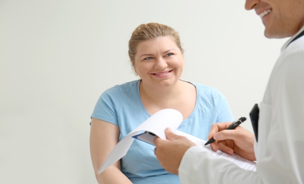 Physician discussing nutrition and scurvy risk with adult patient in clinical consultation.