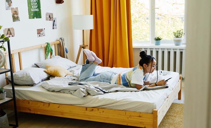 Adolescent using a smartphone, reflecting the relationship between screen time and quality of life in adolescent skin disease.