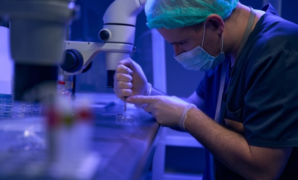 Researcher conducting laboratory analysis to investigate therapeutic targets in idiopathic pulmonary fibrosis.