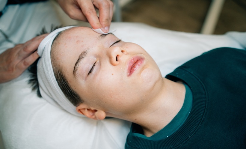 Dermatologist discussing severe juvenile acne treatment with an adolescent patient.