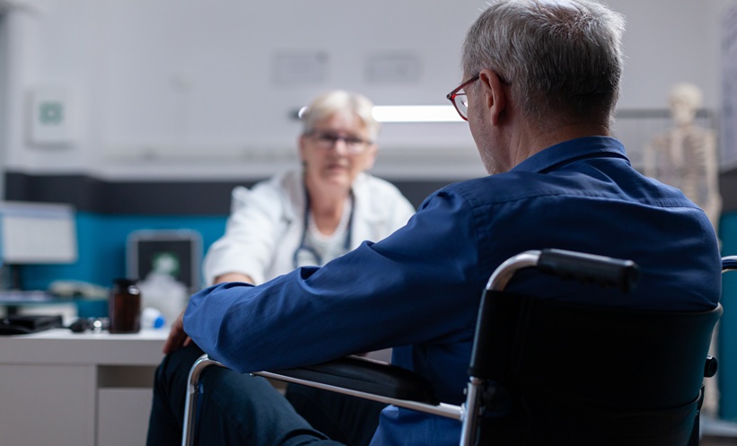 Physician discussing lung cancer screening with an older patient during a clinical consultation.