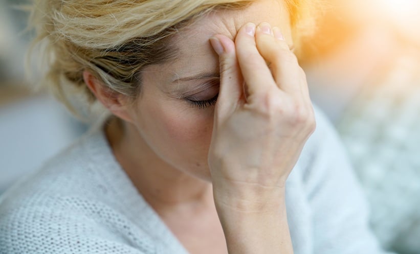 woman rubbing her migaine concussion TBI