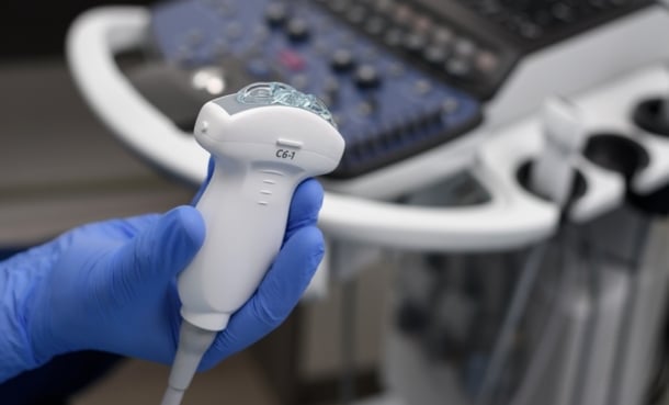 Person holding a probe for an ultrasound/elasograpghy machine