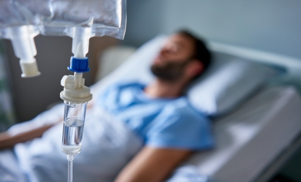 Clinician assessing a hospitalized patient as research examines sepsis antibiotic timing and presenting symptoms.