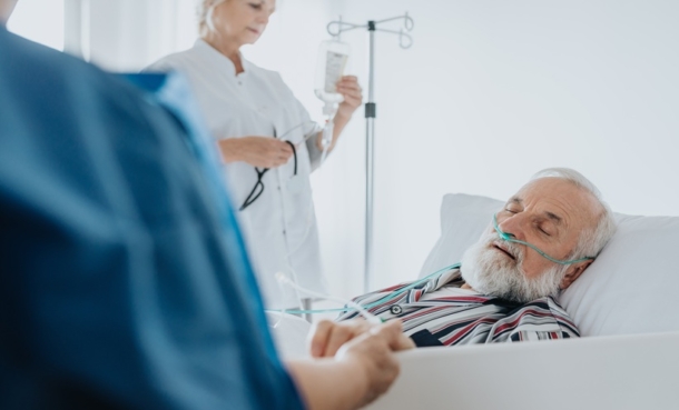 Older adult patient receiving supplemental oxygen in hospital, illustrating severe RSV complications in lung transplant recipients.